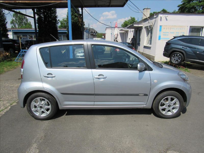 Daihatsu Sirion 1,3 i 64kW - fotka 8 z 29