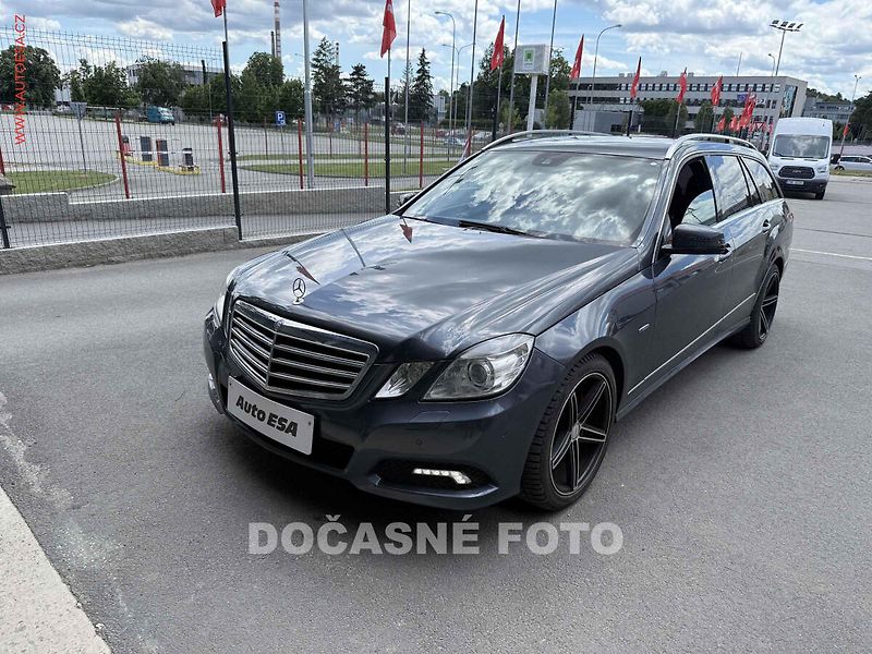 Mercedes-Benz Třídy E (2010) 3.0 CDi E 350 4Matic, ČR - fotka 1 z 3
