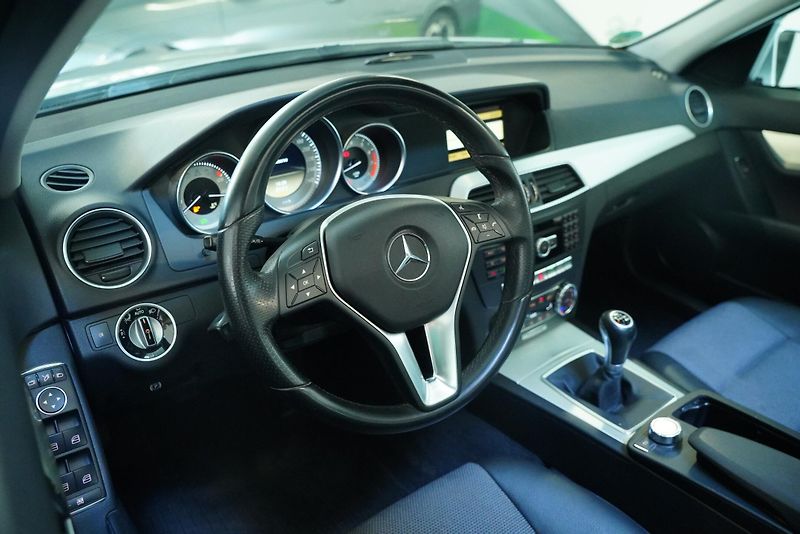 Mercedes-Benz Třídy C - fotka 15 z 26