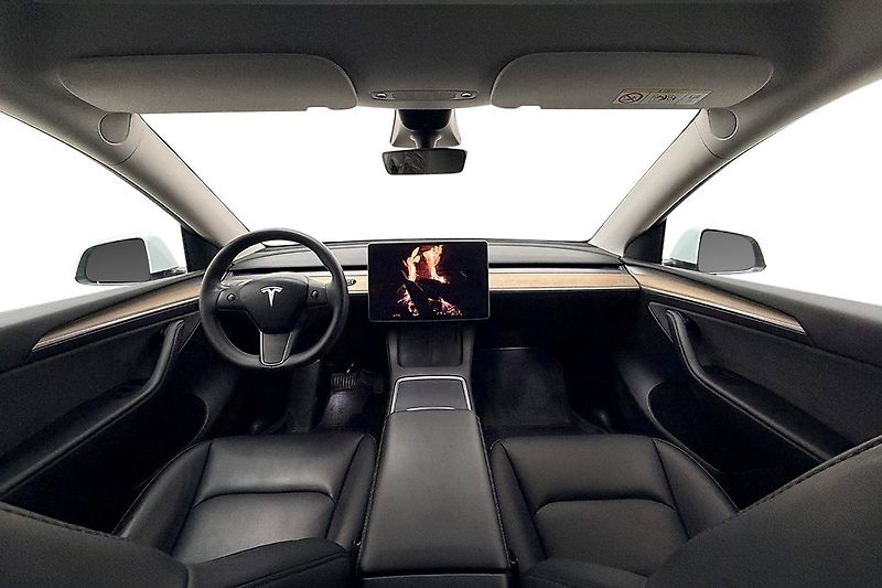 Tesla Model Y Long Range AWD - fotka 14 z 31