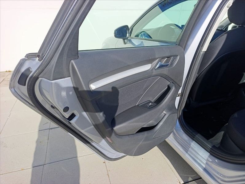 Audi A3 1,6 TDi Aut.klima,Navigace - fotka 19 z 34