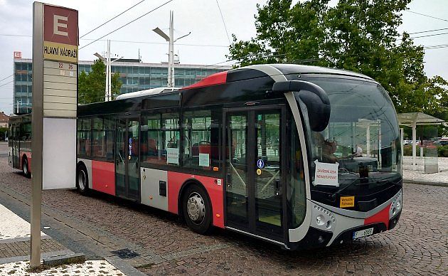 Řidičům autobusů zaměstnavatelé meziročně zvýšili nástupní mzdu o 7 procent, na 38 tisíc korun., zdroj: Wikimedia Commons, TFerenczy. CC BY-SA 4.0