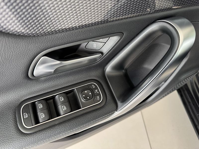Mercedes-Benz Třídy A 200 Aut*120kW*LED*REZERVACE! - fotka 30 z 35
