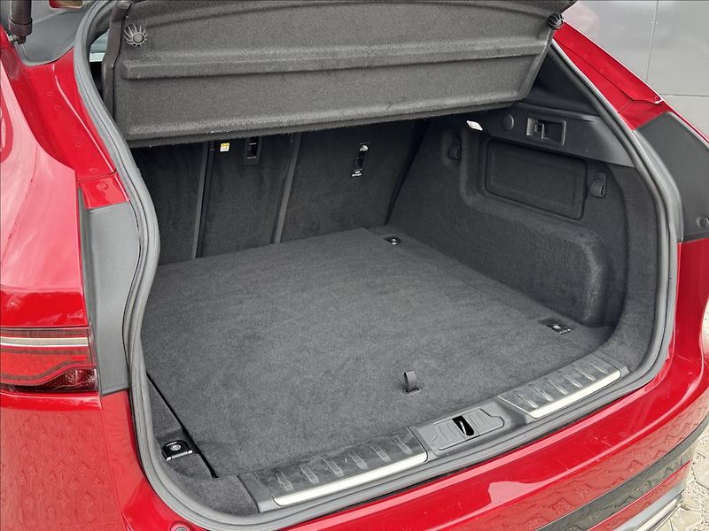 Jaguar F-Pace 3,0 P400 R-Dynamic SE AWD AT - fotka 14 z 31