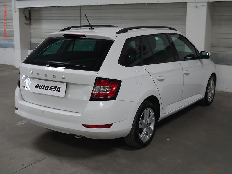 Škoda Fabia (2022) 1.0 TSi, ČR, Ambition, zámek - fotka 6 z 19