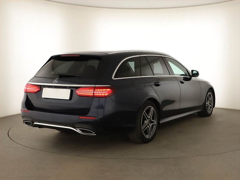 Mercedes-Benz Třídy E (2020) AMG Paket E 220 d 4MATIC - fotka 5 z 21