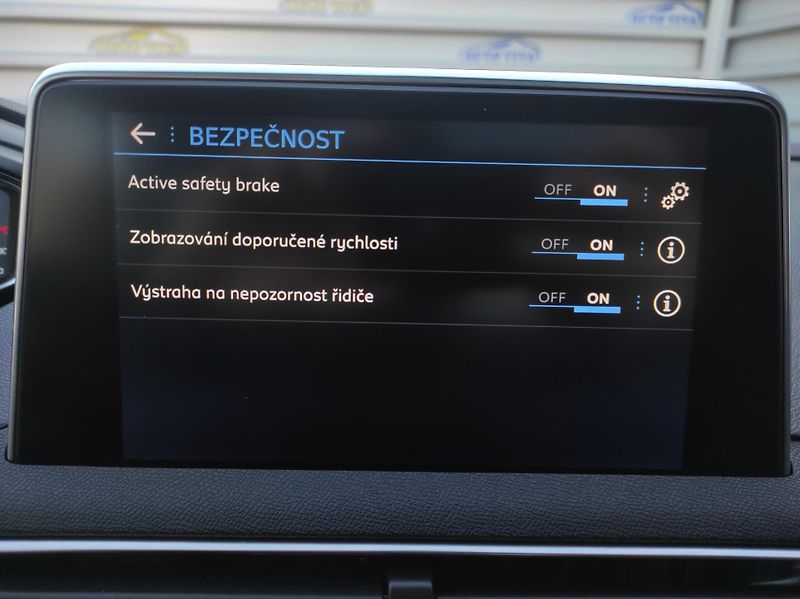 Peugeot 3008 1,5bHDi Allure EAT8 S&S Pano - fotka 24 z 53