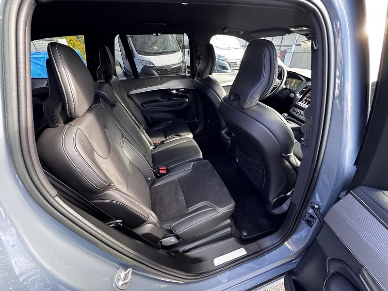 Volvo XC90 B5 AWD(nafta) R-DESIGN+ kola  - fotka 19 z 39