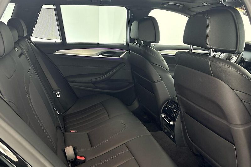 BMW Řada 5 530d xDrive - fotka 12 z 27