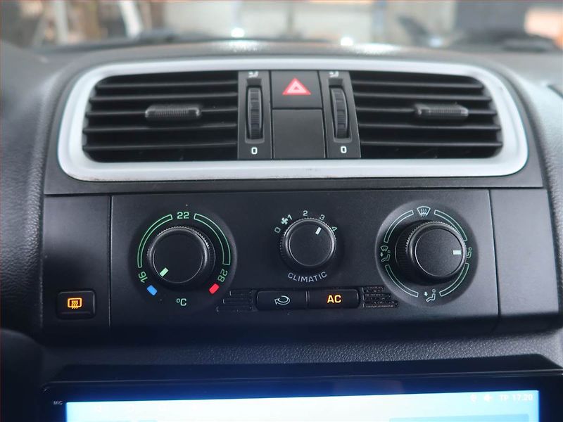 Škoda Fabia (2009) 1.2, Park. senzory - fotka 15 z 17