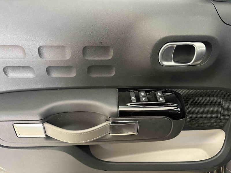 Citroën C3 (2022) Shine 1.2 PureTech 110K EAT6 - fotka 14 z 37