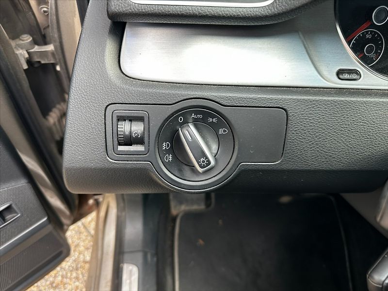 Volkswagen Passat 2,0 2.0TDI 103kW DSG Highline - fotka 19 z 40