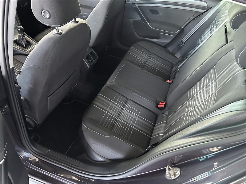 Volkswagen Golf 1,2   TSI,LOUNGE,SERVISKA,2.MA - fotka 24 z 28