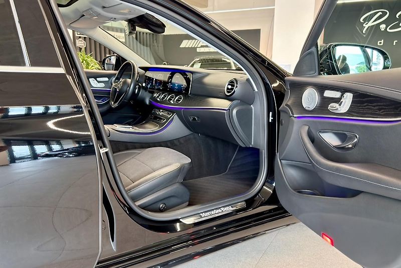Mercedes-Benz Třídy E (2020) E 220d 4Matic AMG Line - fotka 27 z 112