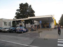 Při parkování nestačí zkontrolovat pouze kola. Do vedlejšího vyhrazeného místa může zasahovat také část karoserie.