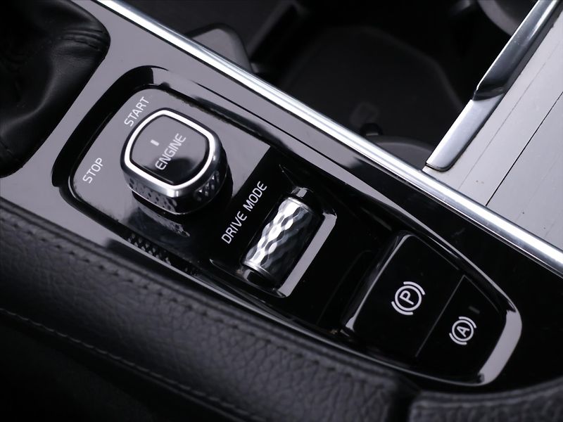 Volvo XC90 2,0 D4 140kW CZ LED Momentum - fotka 22 z 31