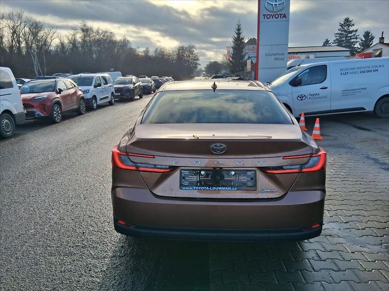 Toyota Camry 2,5 Hybrid 230 e-CVT Executive - fotka 5 z 18