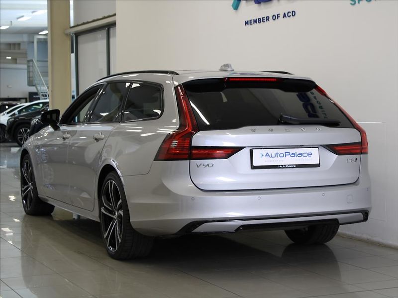 Volvo V90 2,0 B6 AWD Ultimate Dark B&W - fotka 3 z 27