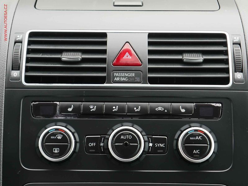 Volkswagen Touran (2015) 2.0TDi 7míst, Bixenon - fotka 12 z 16