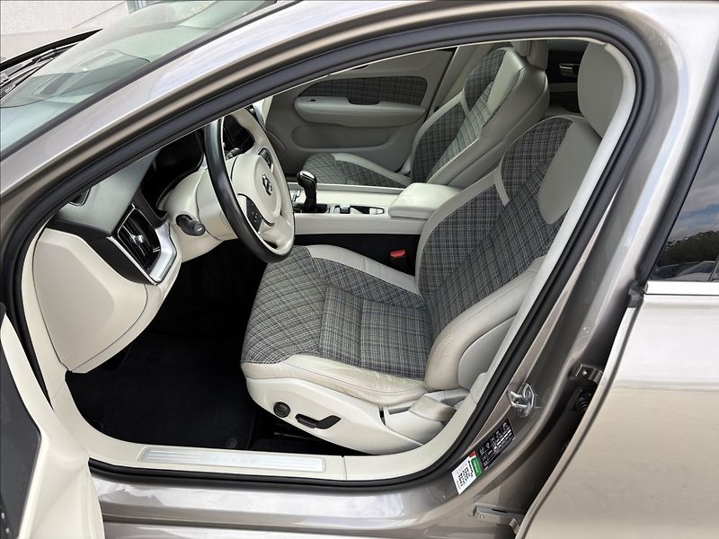 Volvo V60 2,0 D3 110 KW MOMENTUM MANUAL - fotka 16 z 26