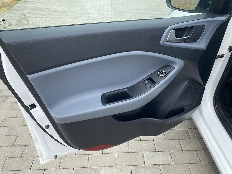 Hyundai i20 1.2i SELECT,NAJ.76TIS.KM!! - fotka 12 z 32