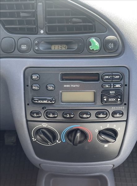 Ford Fiesta 1,3 i,STK 8/27 - fotka 14 z 19