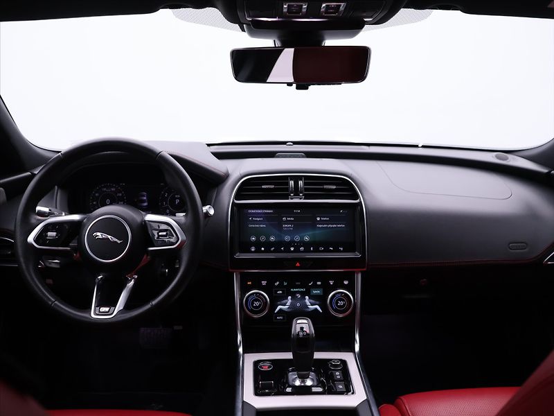 Jaguar XE 2,0 P300 221kW R-Dynamic DPH - fotka 34 z 43