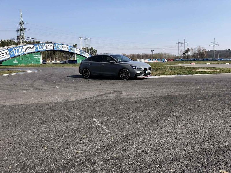 Na okruhu jsme měli možnost srovnání i s okruhovým speciálem mistra světa