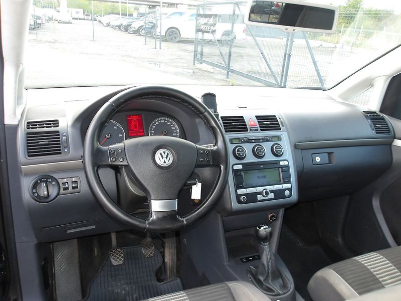 Volkswagen Touran 2,0TDi 103kW PĚKNÝ ! - fotka 19 z 26