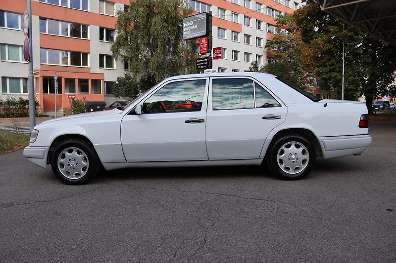 Mercedes-Benz 124 W124 320 E Sedan (1993) - fotka 21 z 32
