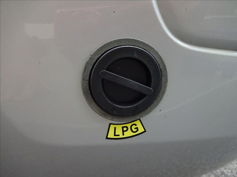 Hyundai i30 1,4i 16V 80kW LPG COMBI - fotka 35 z 46