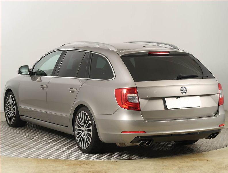 Škoda Superb (2014) Laurin&Klement 3.6 FSI V6 - fotka 4 z 23