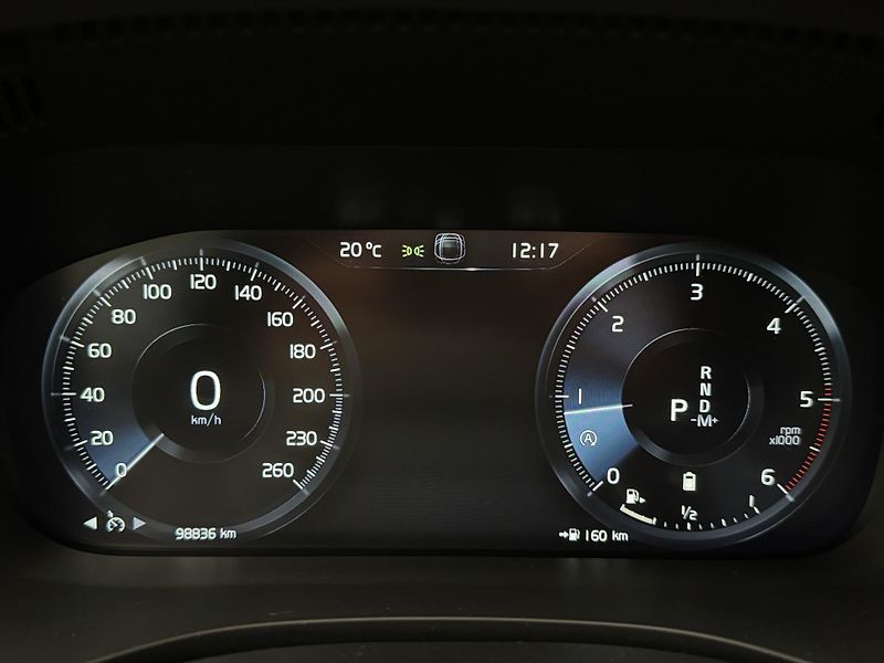 Volvo XC60 B4 AWD MOMENTUM PRO AUT CZ - fotka 23 z 37
