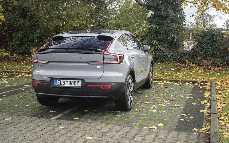 Vypadá jako městská stylovka, může však sloužit i jako primární auto v rodině.