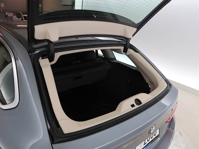 BMW Řada 5 (2017) Luxury Line 520d xDrive, 4X4 - fotka 23 z 24