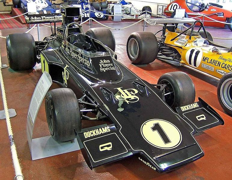 Emerson Fittipaldi v kokpitu Lotusu 72 s šéfem týmu Coline Chapmanem.