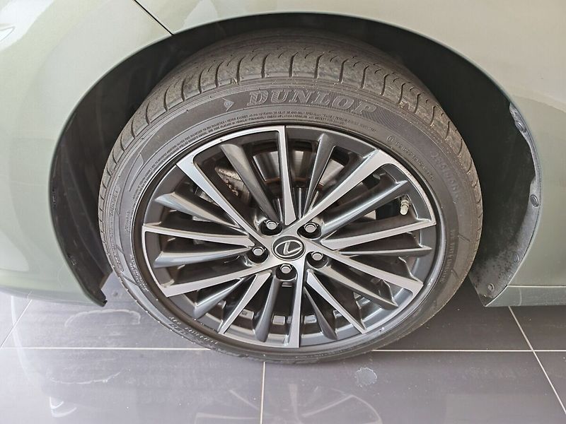 Lexus ES 300h Limited Edition - fotka 7 z 37