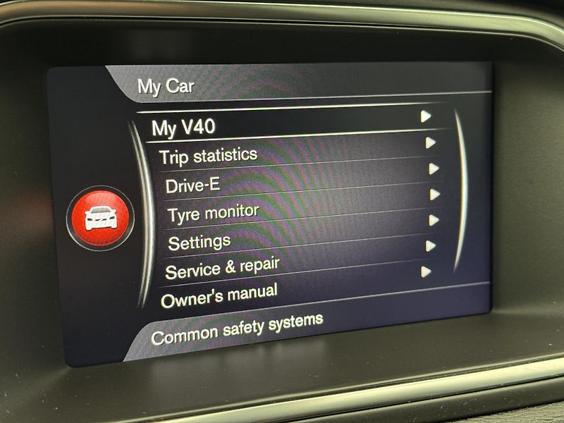 Volvo V40 T2 MOMENTUM AUT - fotka 37 z 41