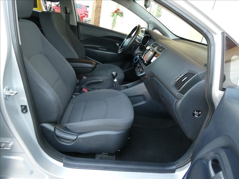 Kia Rio 1,2 i 62kW serviska, NAVI - fotka 24 z 44