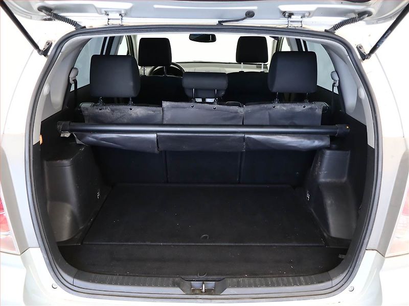 Toyota Corolla Verso (2005) 2.0 D-4D, Tažné, rezervace - fotka 10 z 13