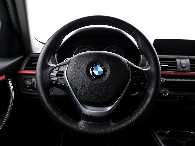 BMW Řada 3 2,0 320i 135kW CZ xDrive Sport - fotka 19 z 38
