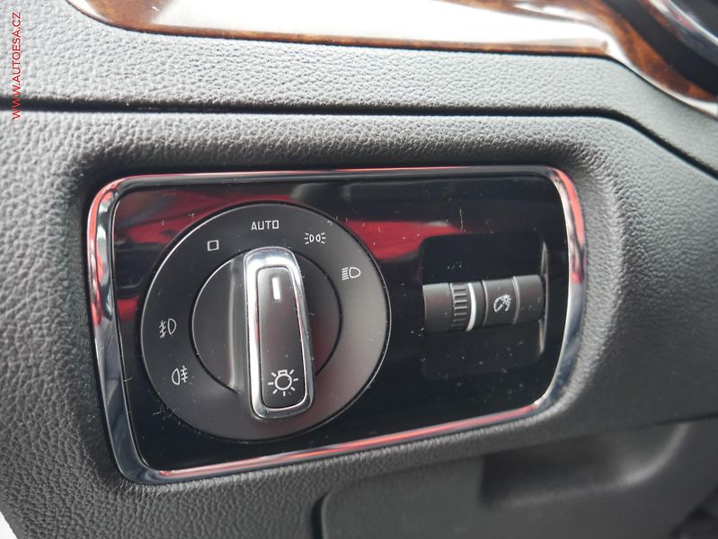 Škoda Superb (2013) 2.0 TDi 4x4, ČR, Elegance - fotka 17 z 22