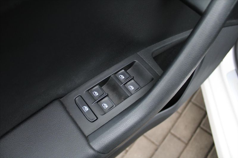 Škoda Octavia RS 2.0TDI 135kW BIXEN TAŽNÉ ČR - fotka 18 z 19