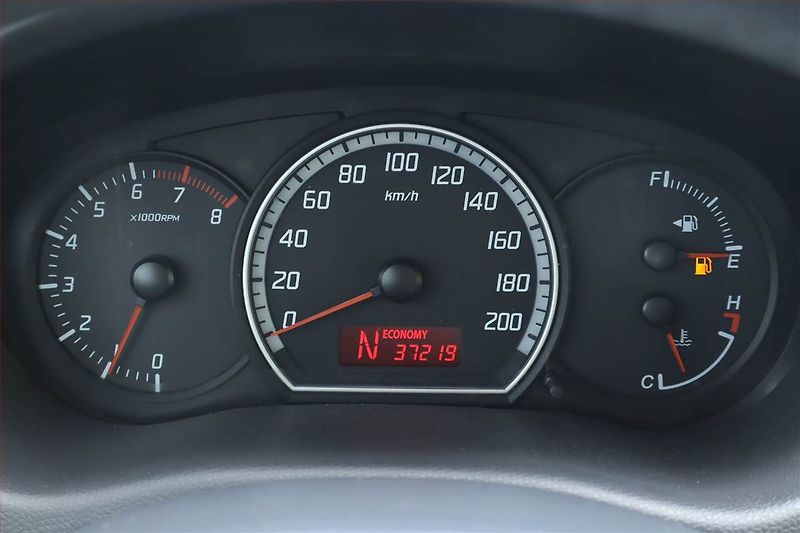 Suzuki Swift (2007) 1.3, Automat, Serv.kniha - fotka 11 z 19