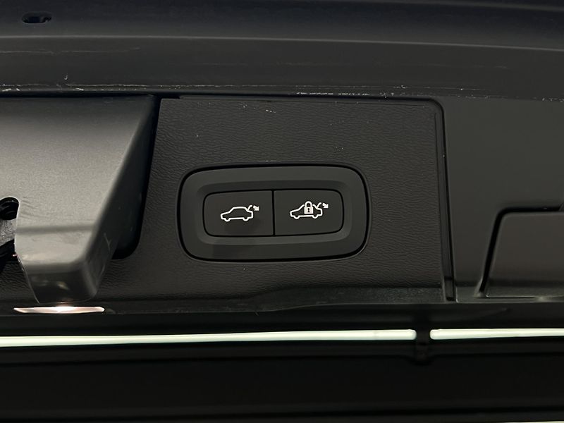 Volvo XC60 B4 AWD DARK PLUS CZ 1. maj. - fotka 44 z 45