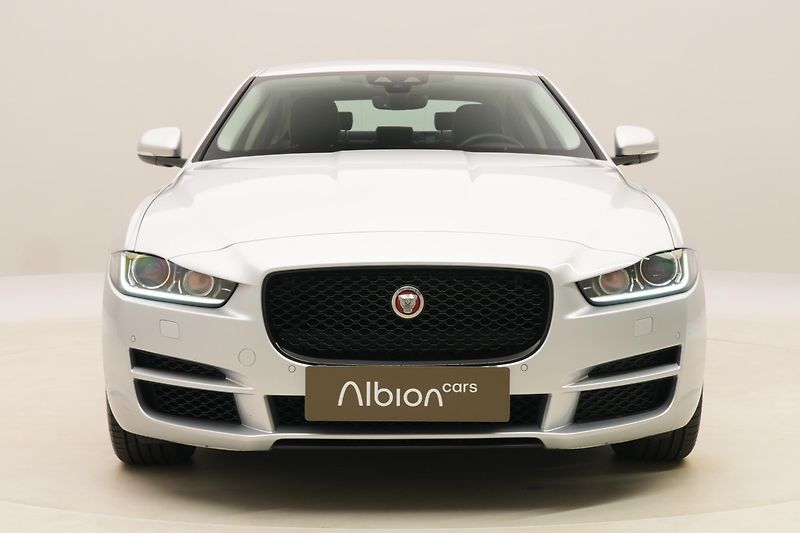 Jaguar XE 30t 221kW AWD AUT CZ - fotka 15 z 39