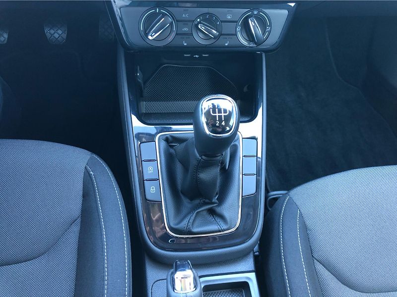 Škoda Fabia 1.0 MPi SELECTION - fotka 23 z 29