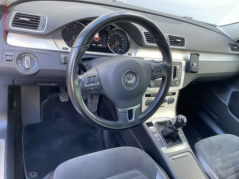 Volkswagen Passat (2014) 2.0 TDi, Highline, navi, - fotka 13 z 19