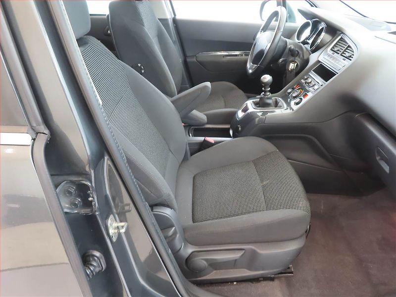 Peugeot 5008 (2015) 1.6 BlueHDi, Navi, Tempomat - fotka 9 z 15