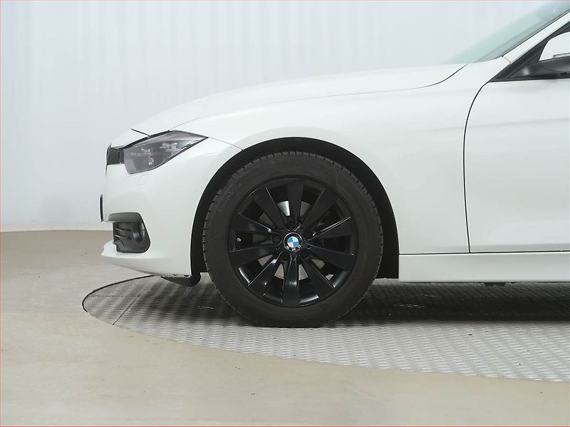 BMW Řada 3 (2017) 318 d, Automat, Navi, Tempomat - fotka 15 z 18